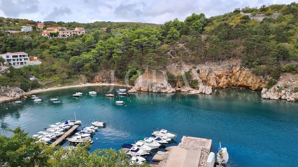 Kamnita vila na skali nad morjem, Vrbnik, otok Krk