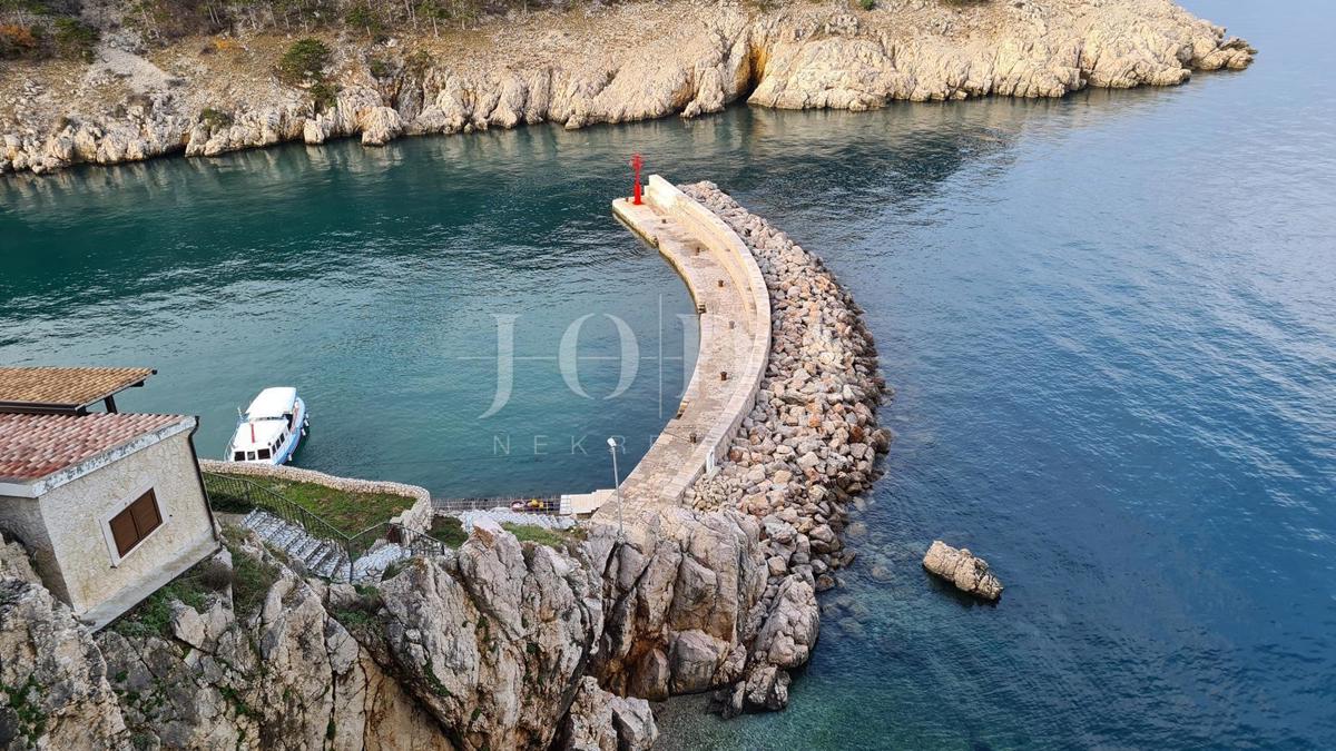 Kamnita vila na skali nad morjem, Vrbnik, otok Krk