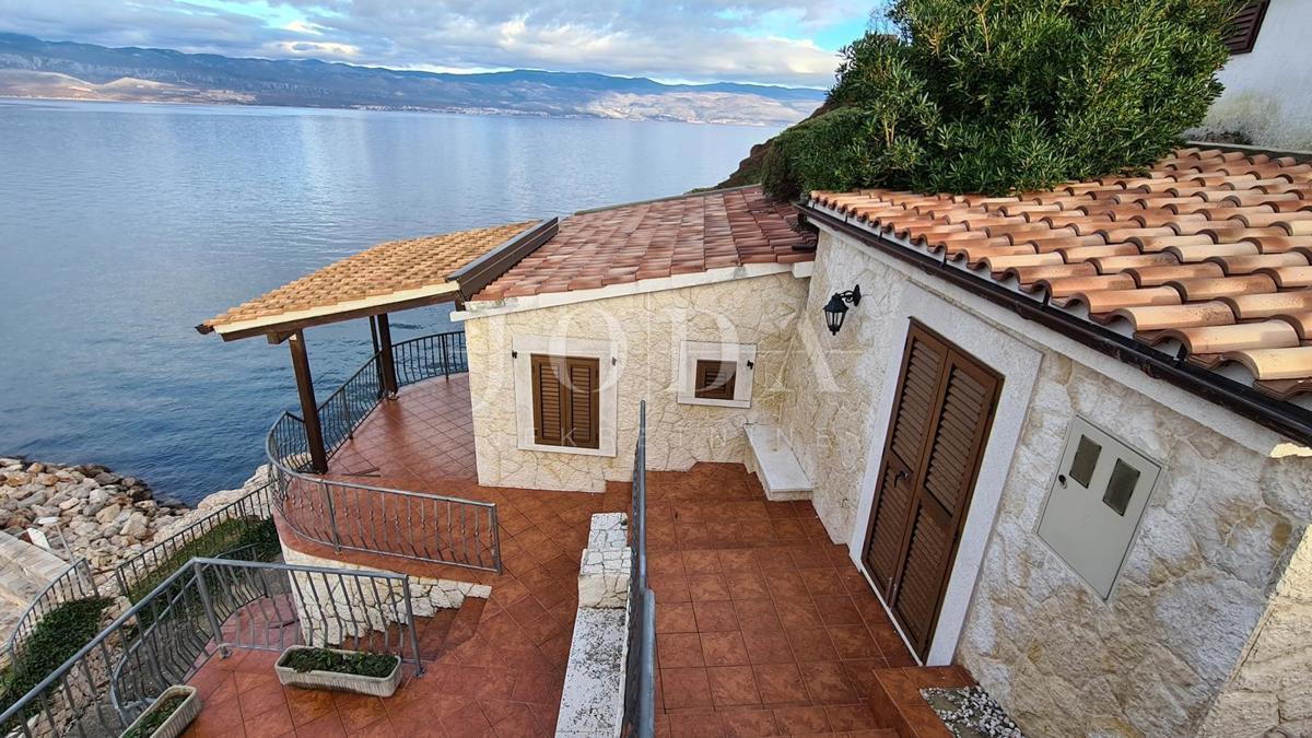 Kamnita vila na skali nad morjem, Vrbnik, otok Krk