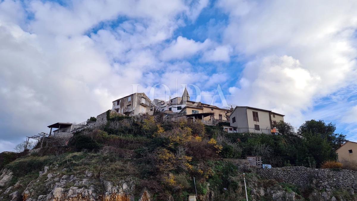 Kamnita vila na skali nad morjem, Vrbnik, otok Krk