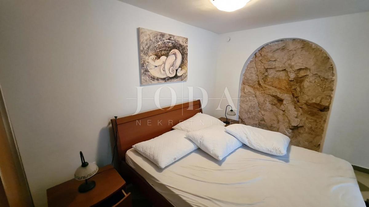 Kamnita vila na skali nad morjem, Vrbnik, otok Krk