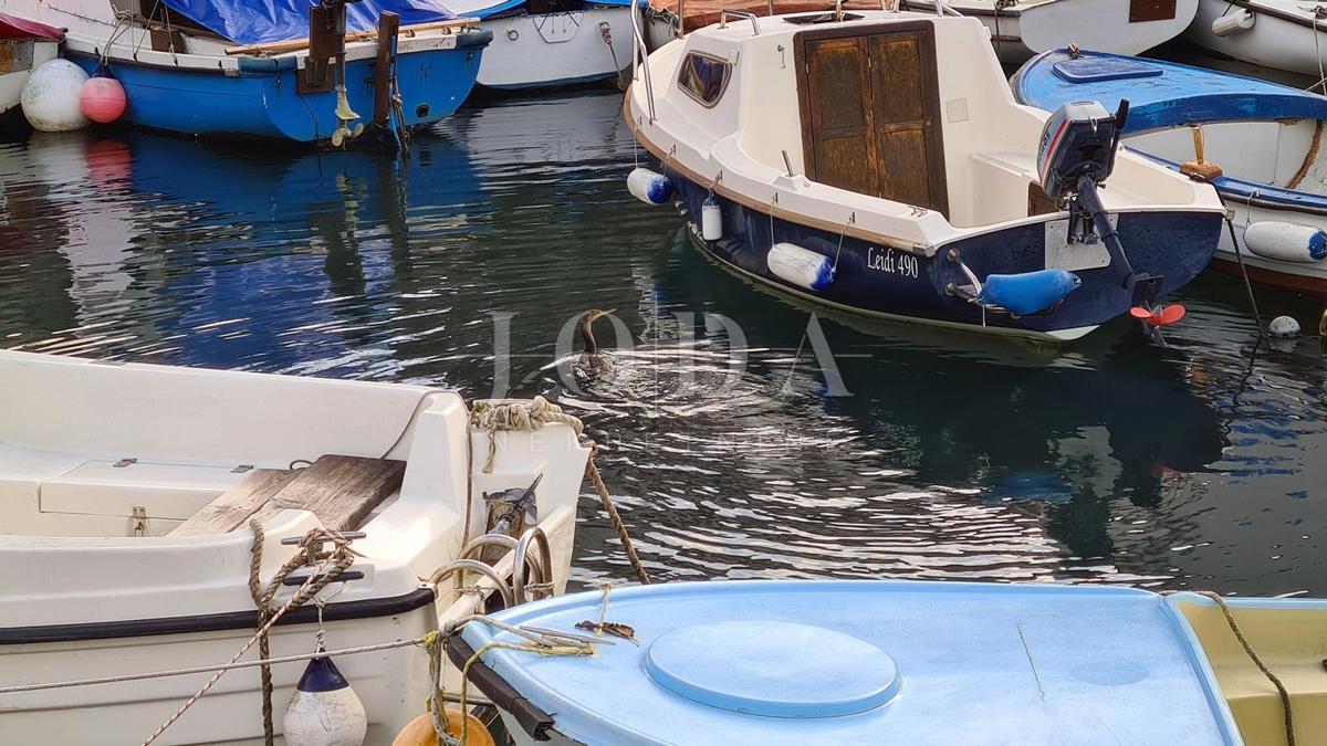 Kamnita vila na skali nad morjem, Vrbnik, otok Krk