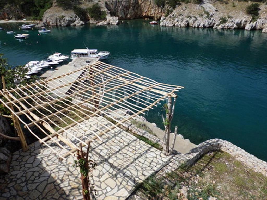 Kamnita vila na skali nad morjem, Vrbnik, otok Krk