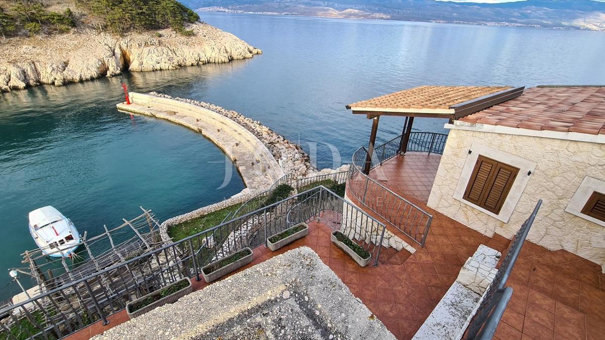 Kamnita vila na skali nad morjem, Vrbnik, otok Krk