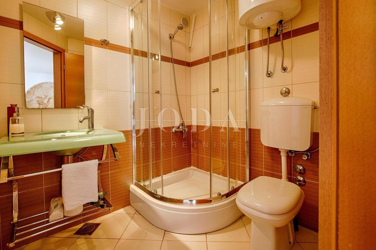 Kamnita vila na skali nad morjem, Vrbnik, otok Krk