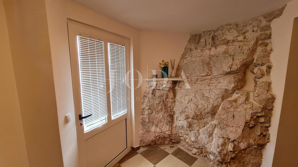 Kamnita vila na skali nad morjem, Vrbnik, otok Krk