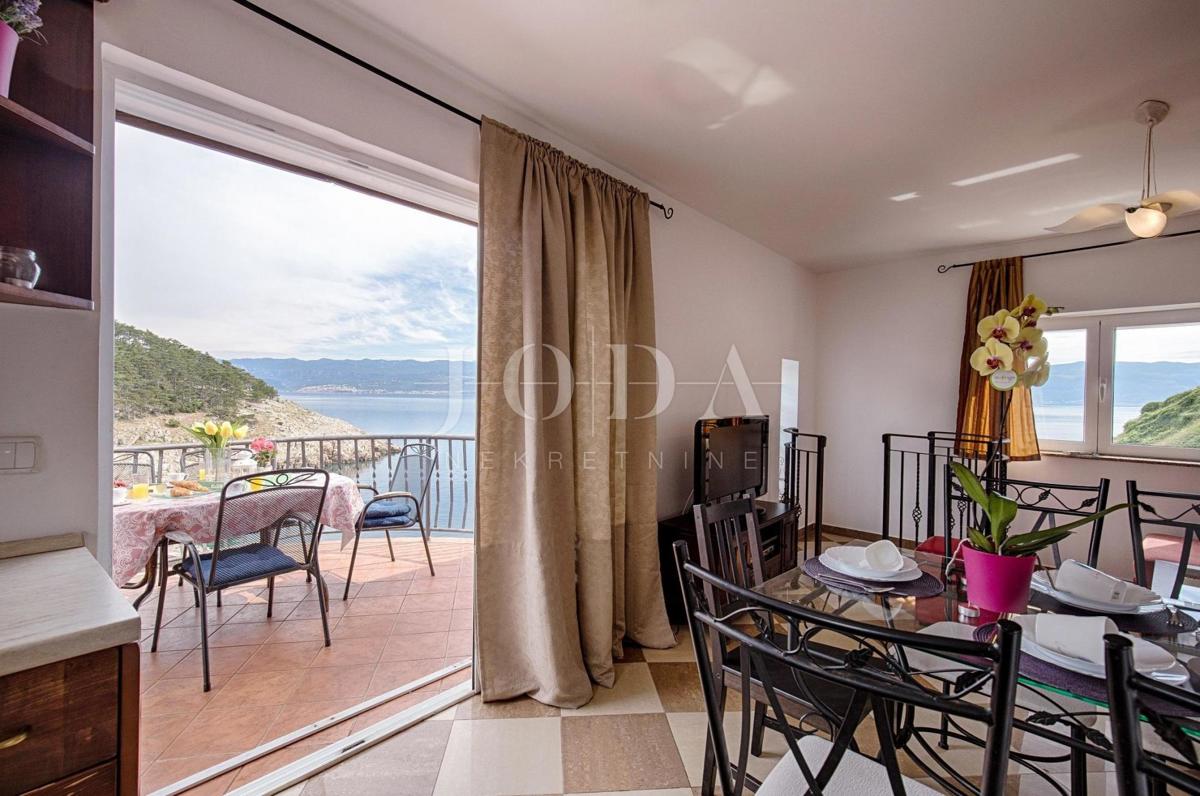 Kamnita vila na skali nad morjem, Vrbnik, otok Krk