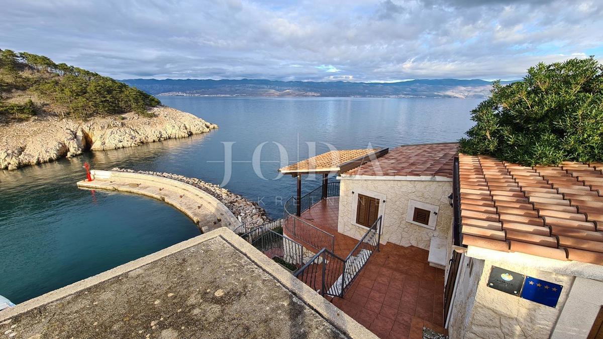 Kamnita vila na skali nad morjem, Vrbnik, otok Krk