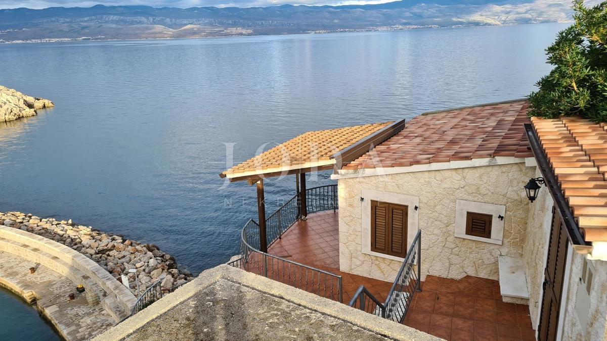Kamnita vila na skali nad morjem, Vrbnik, otok Krk