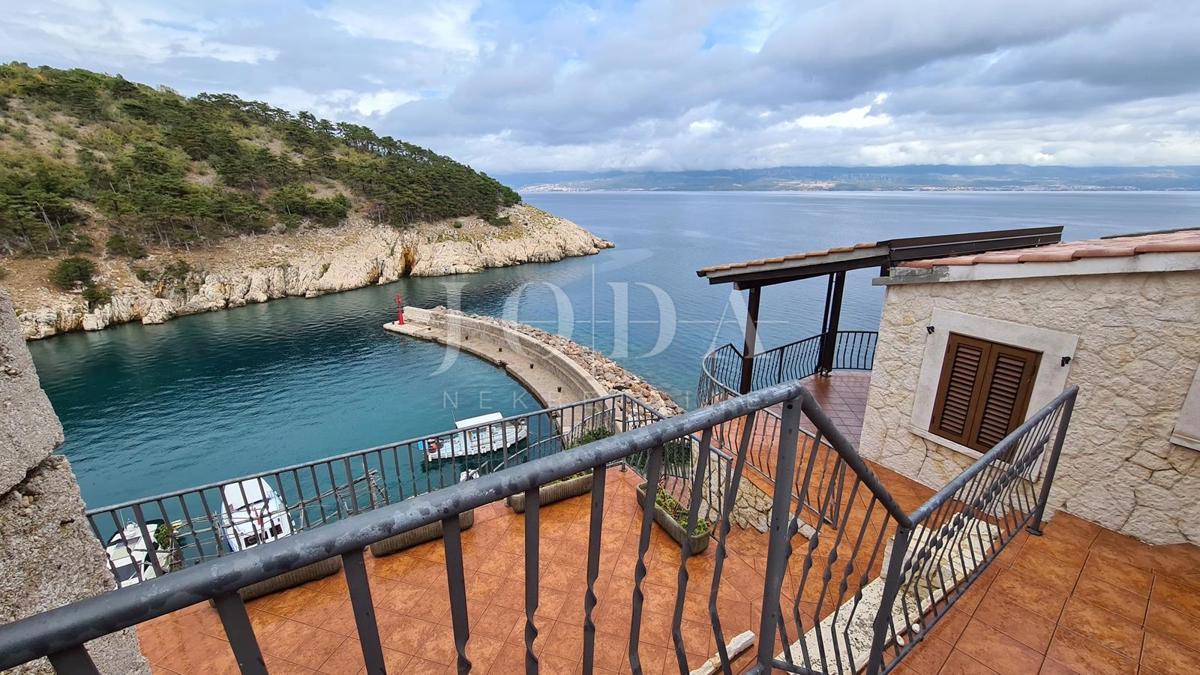 Kamnita vila na skali nad morjem, Vrbnik, otok Krk