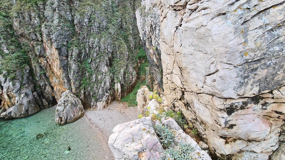 Kamnita vila na skali nad morjem, Vrbnik, otok Krk