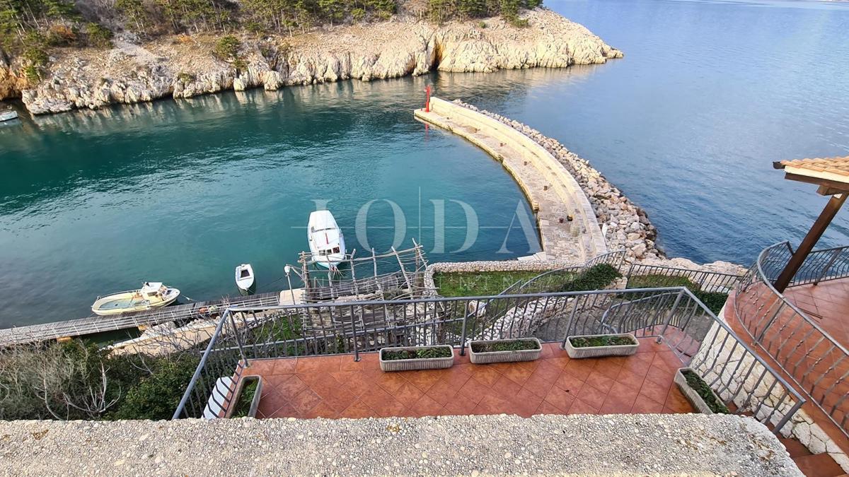 Kamnita vila na skali nad morjem, Vrbnik, otok Krk