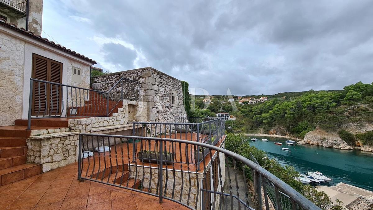 Kamnita vila na skali nad morjem, Vrbnik, otok Krk