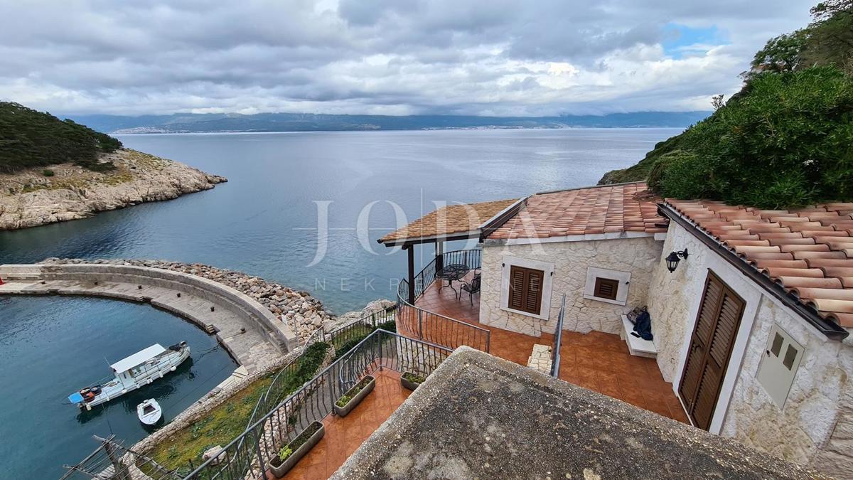 Kamnita vila na skali nad morjem, Vrbnik, otok Krk