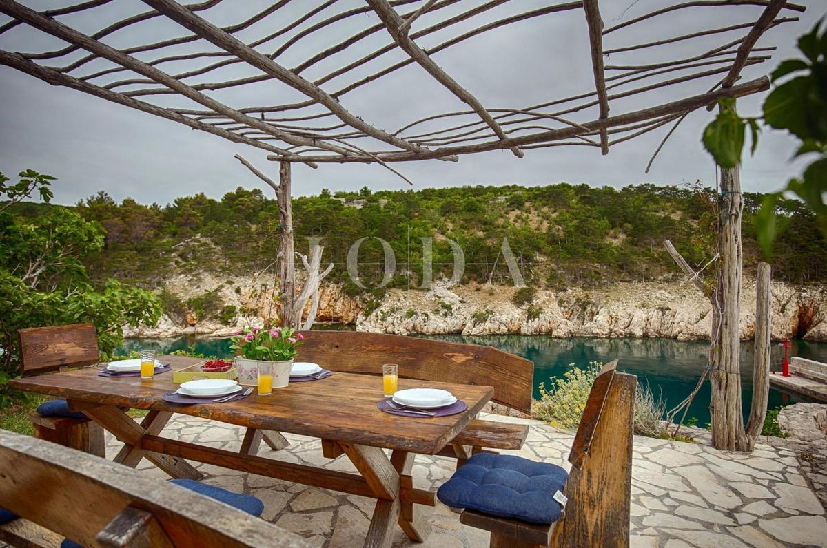 Kamnita vila na skali nad morjem, Vrbnik, otok Krk