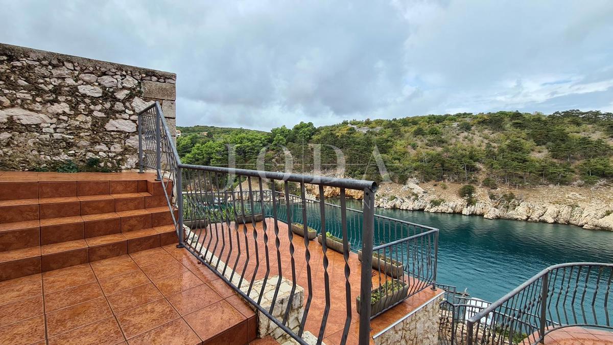 Kamnita vila na skali nad morjem, Vrbnik, otok Krk
