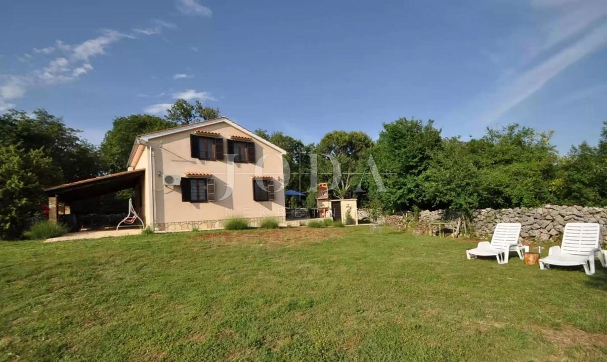 Hiša z dvema apartmajema v naravi, v okolici Vrbnika