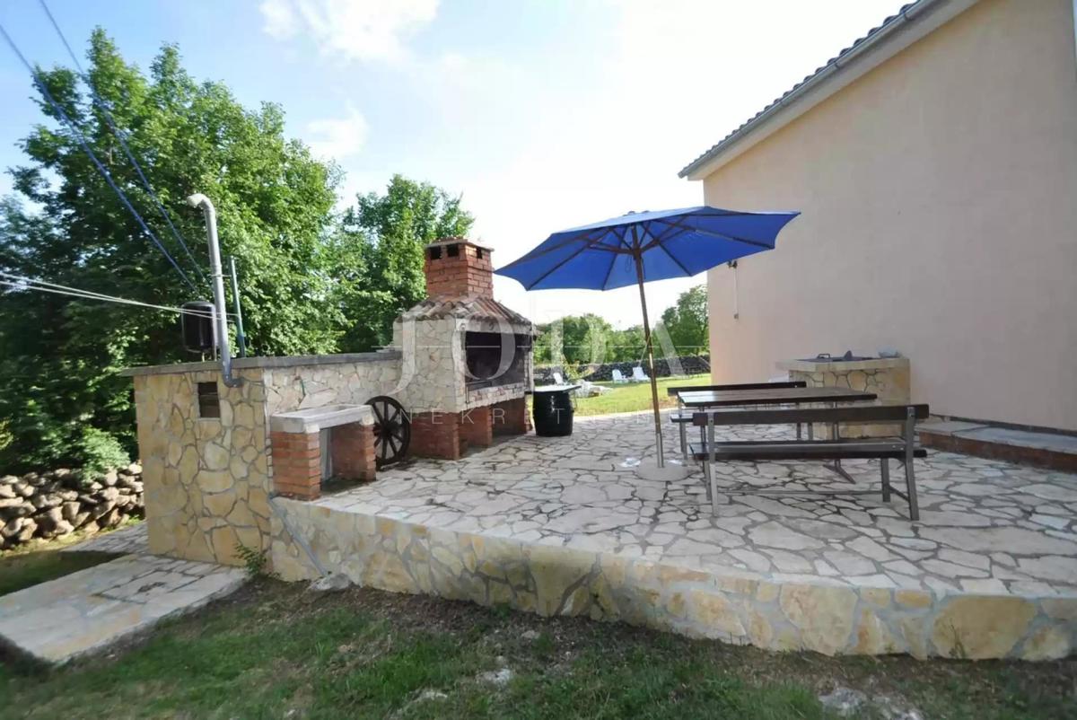 Hiša z dvema apartmajema v naravi, v okolici Vrbnika