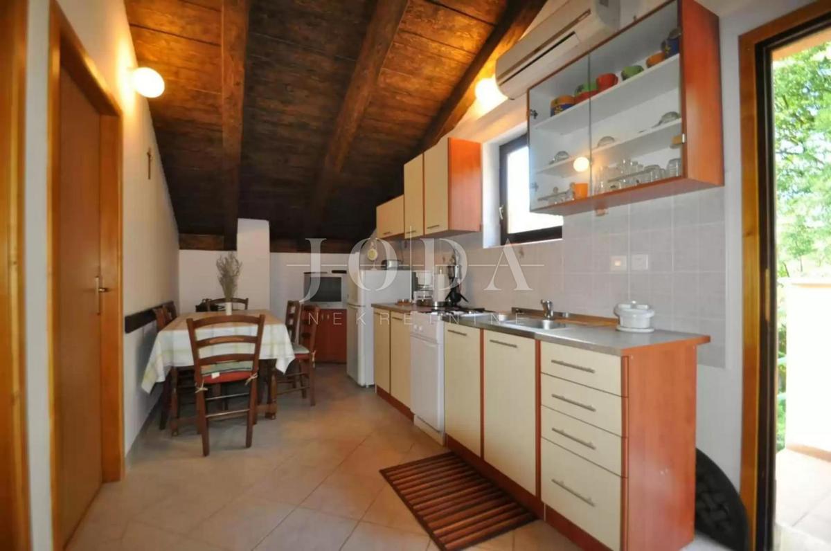 Hiša z dvema apartmajema v naravi, v okolici Vrbnika