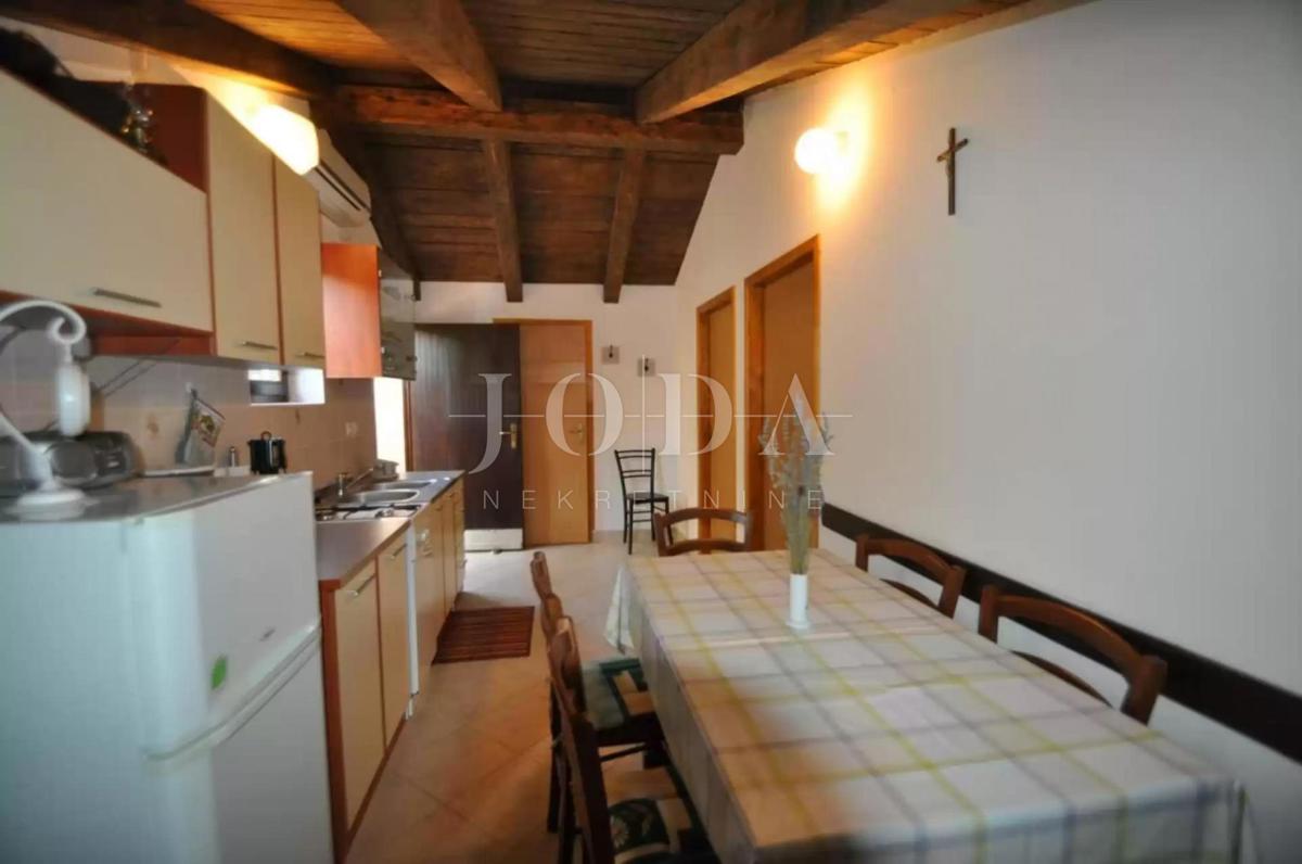 Hiša z dvema apartmajema v naravi, v okolici Vrbnika