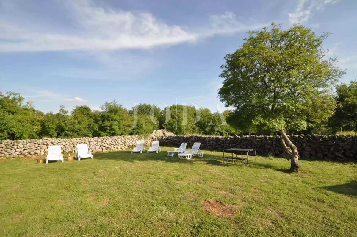 Hiša z dvema apartmajema v naravi, v okolici Vrbnika