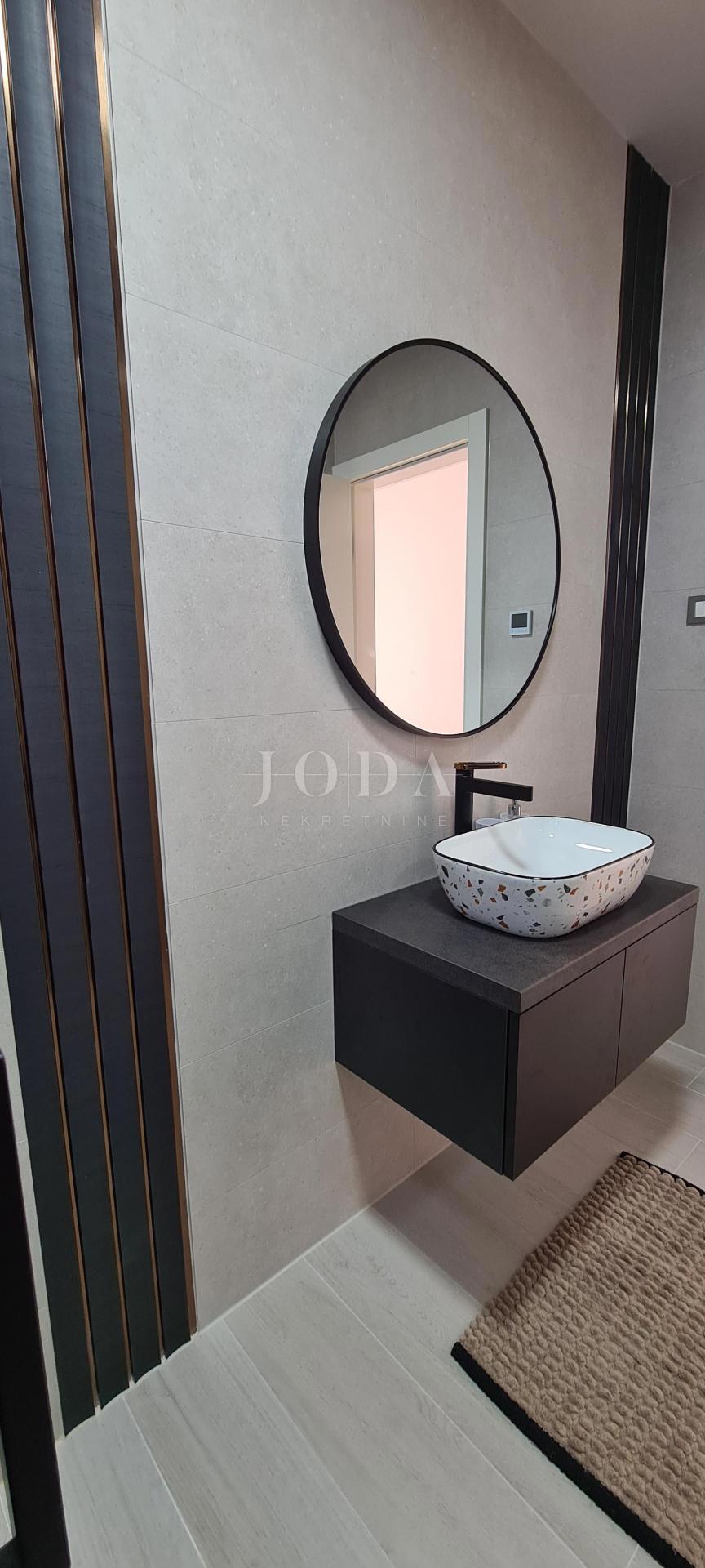 Vila z bazenom in pogledom na morje v bližini mesta Krk