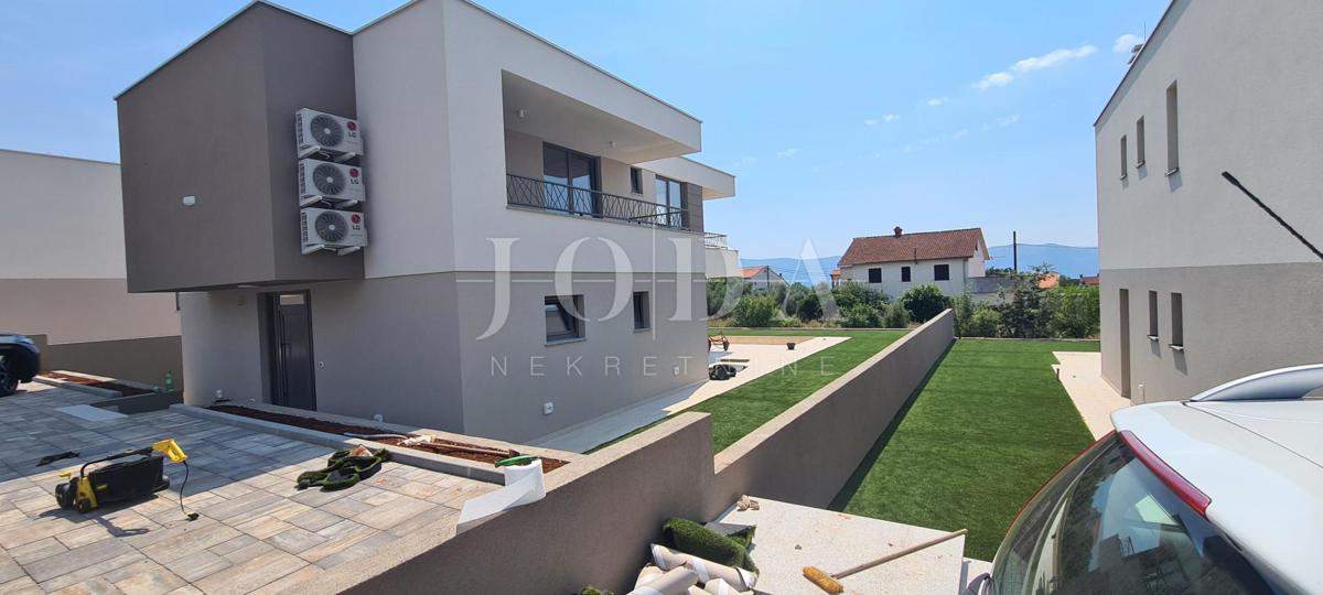 Vila z bazenom in pogledom na morje v bližini mesta Krk