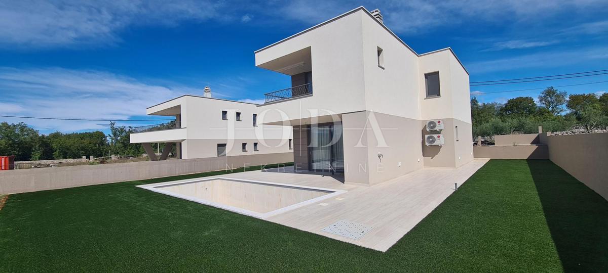 Vila z bazenom in pogledom na morje v bližini mesta Krk