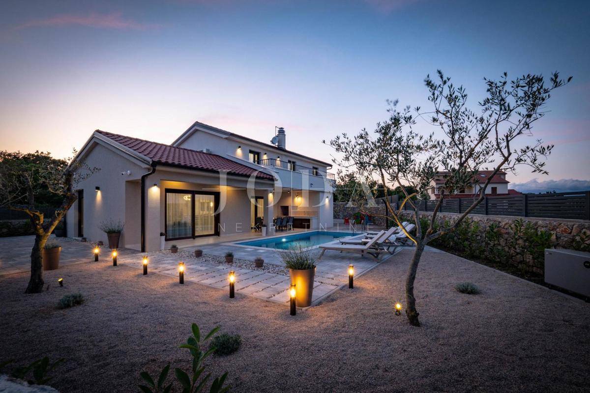 Samostojna hiša z bazenom na mirni lokaciji