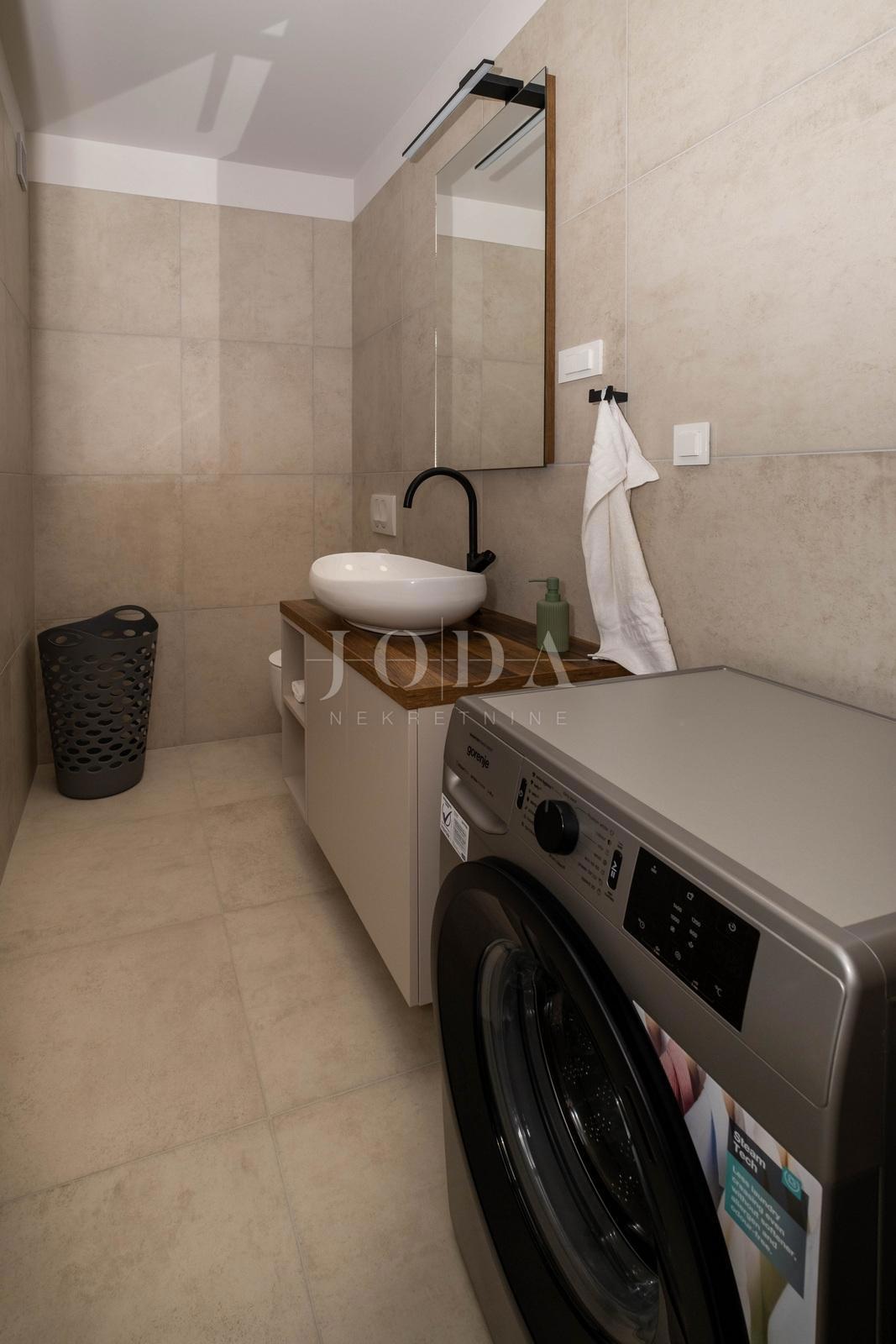 Samostojna hiša z bazenom na mirni lokaciji