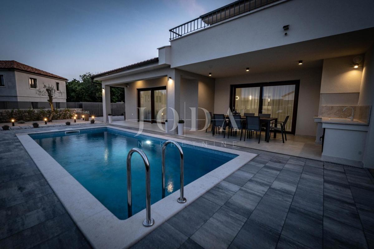 Samostojna hiša z bazenom na mirni lokaciji