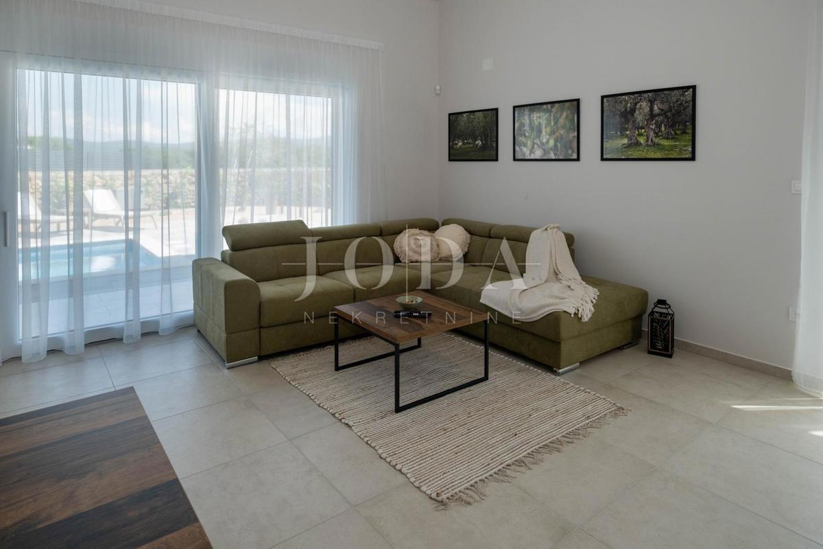 Samostojna hiša z bazenom na mirni lokaciji