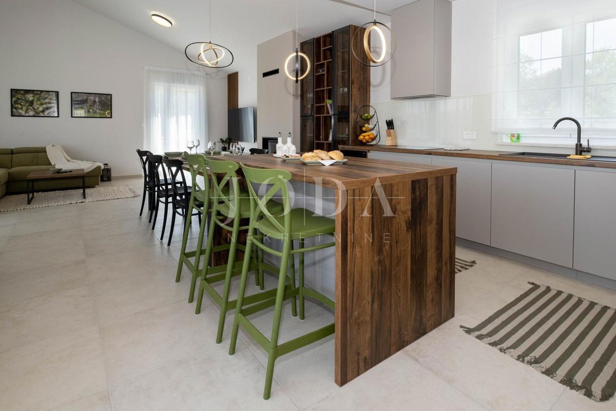 Samostojna hiša z bazenom na mirni lokaciji