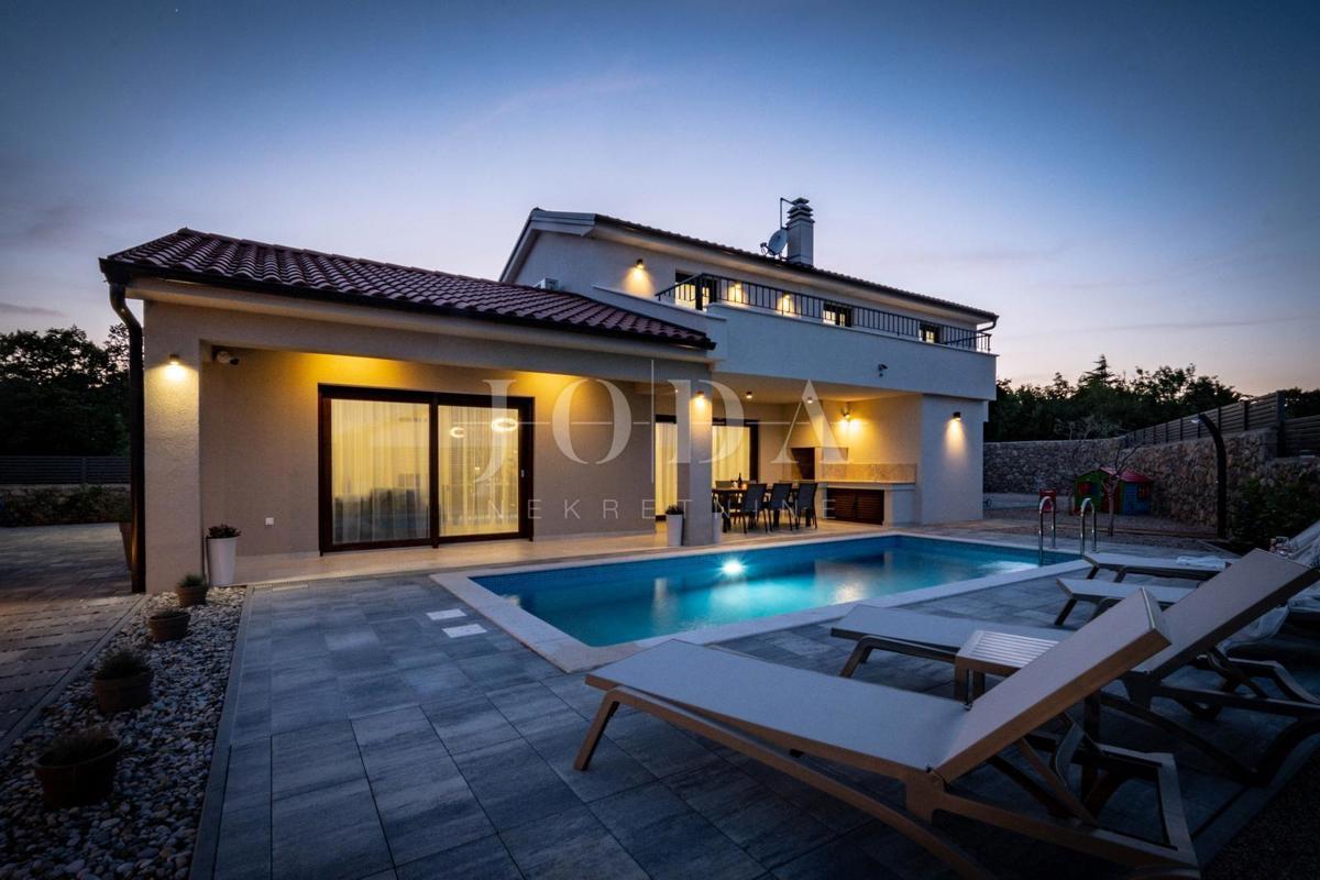 Samostojna hiša z bazenom na mirni lokaciji