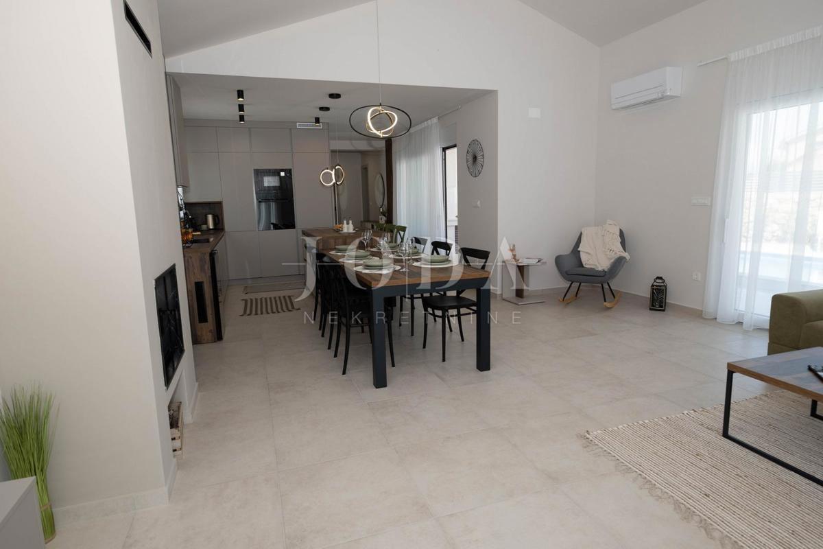 Samostojna hiša z bazenom na mirni lokaciji