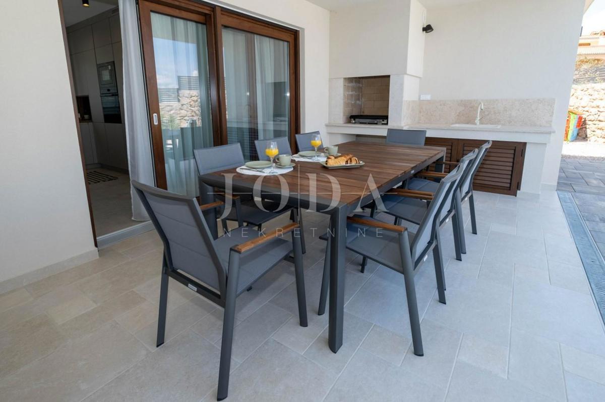 Samostojna hiša z bazenom na mirni lokaciji