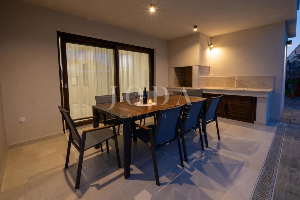 Samostojna hiša z bazenom na mirni lokaciji