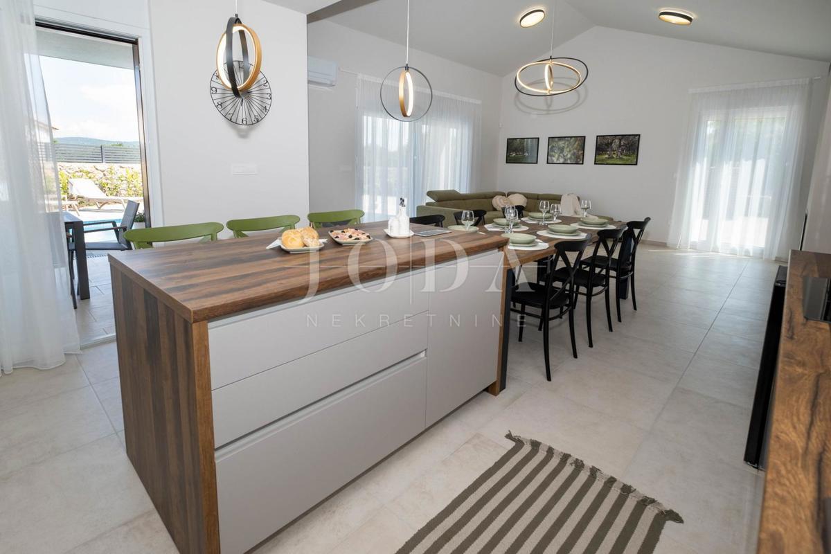 Samostojna hiša z bazenom na mirni lokaciji