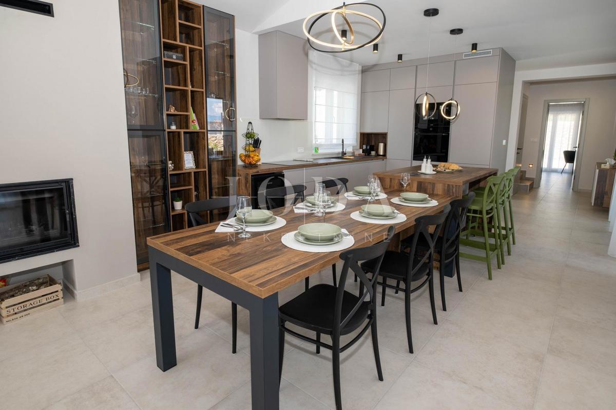 Samostojna hiša z bazenom na mirni lokaciji