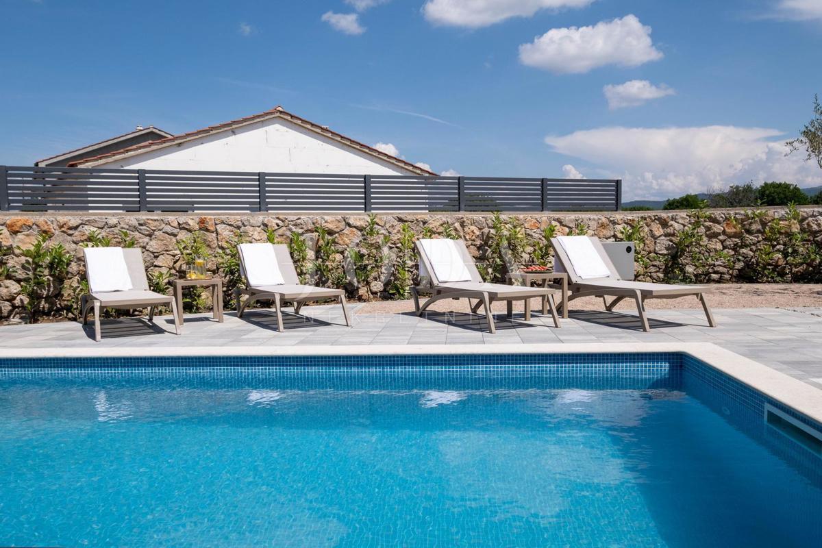 Samostojna hiša z bazenom na mirni lokaciji