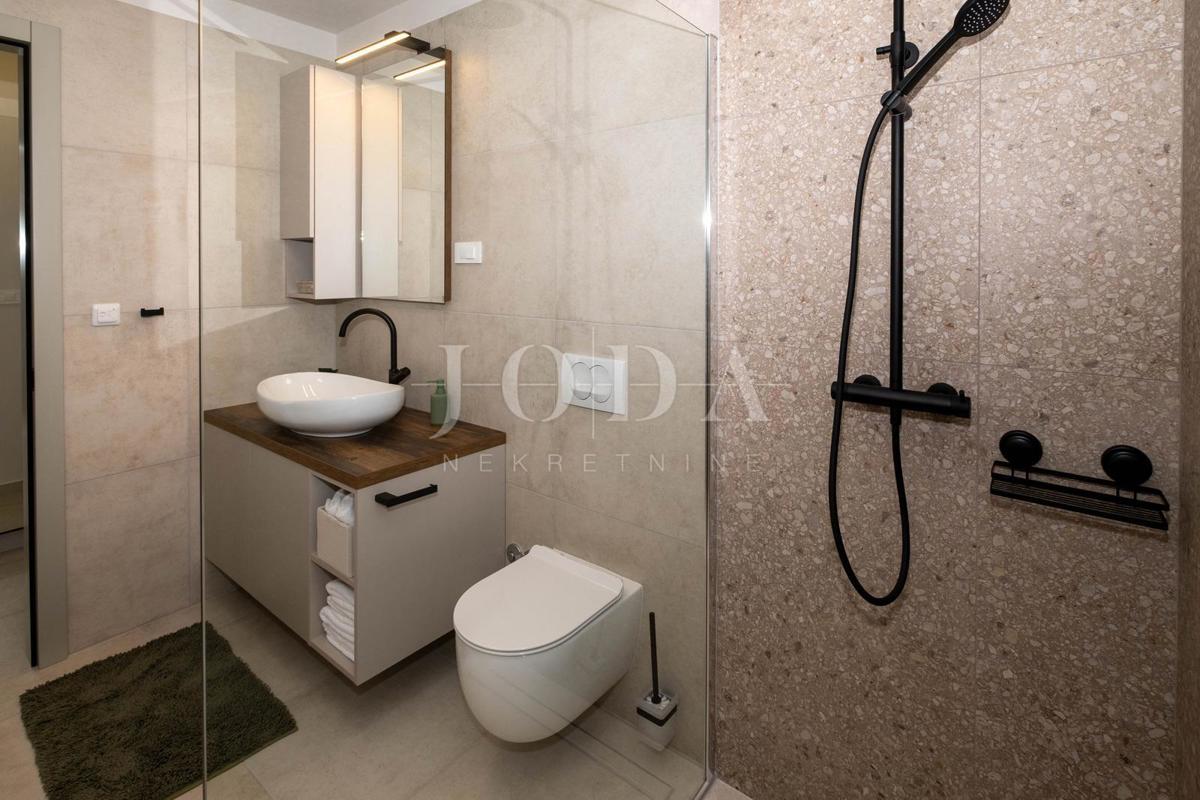 Samostojna hiša z bazenom na mirni lokaciji