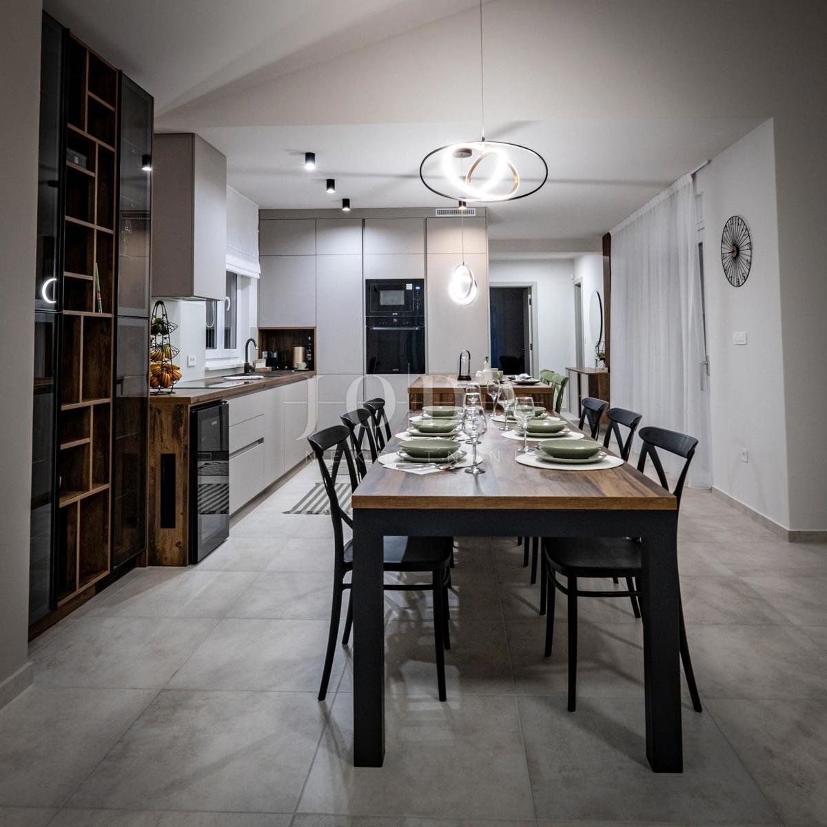 Samostojna hiša z bazenom na mirni lokaciji