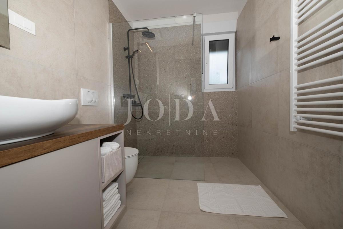 Samostojna hiša z bazenom na mirni lokaciji