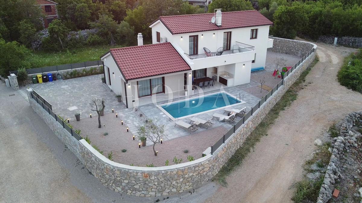 Samostojna hiša z bazenom na mirni lokaciji