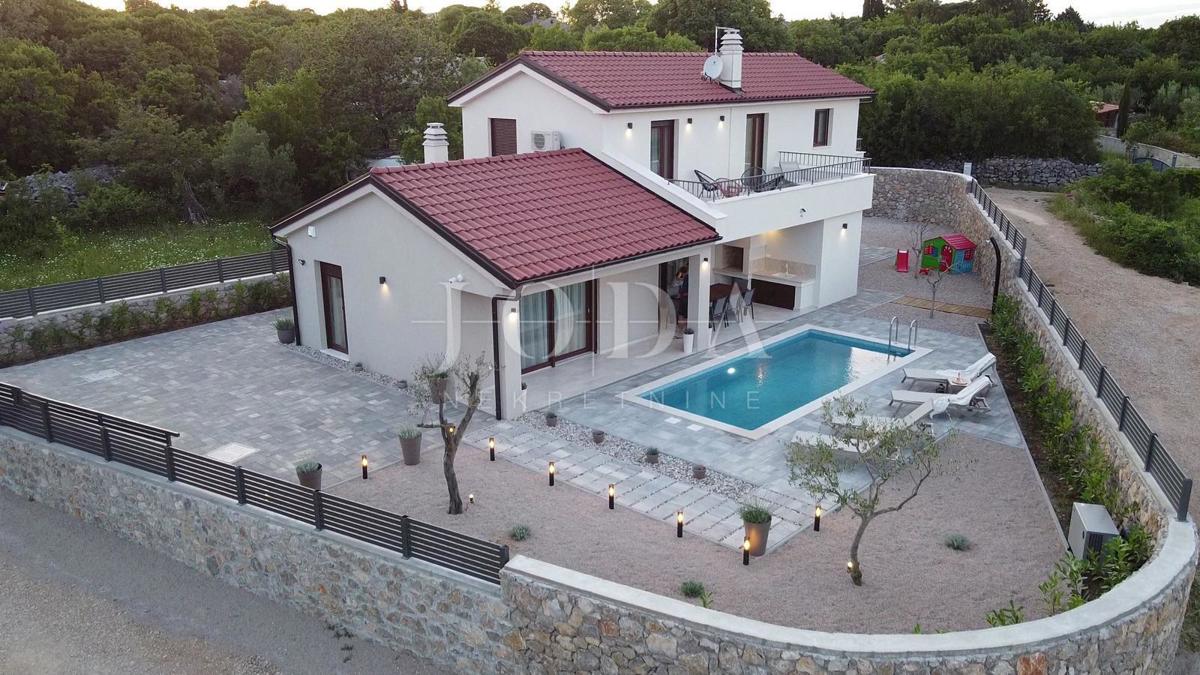 Samostojna hiša z bazenom na mirni lokaciji