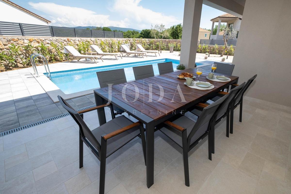 Samostojna hiša z bazenom na mirni lokaciji