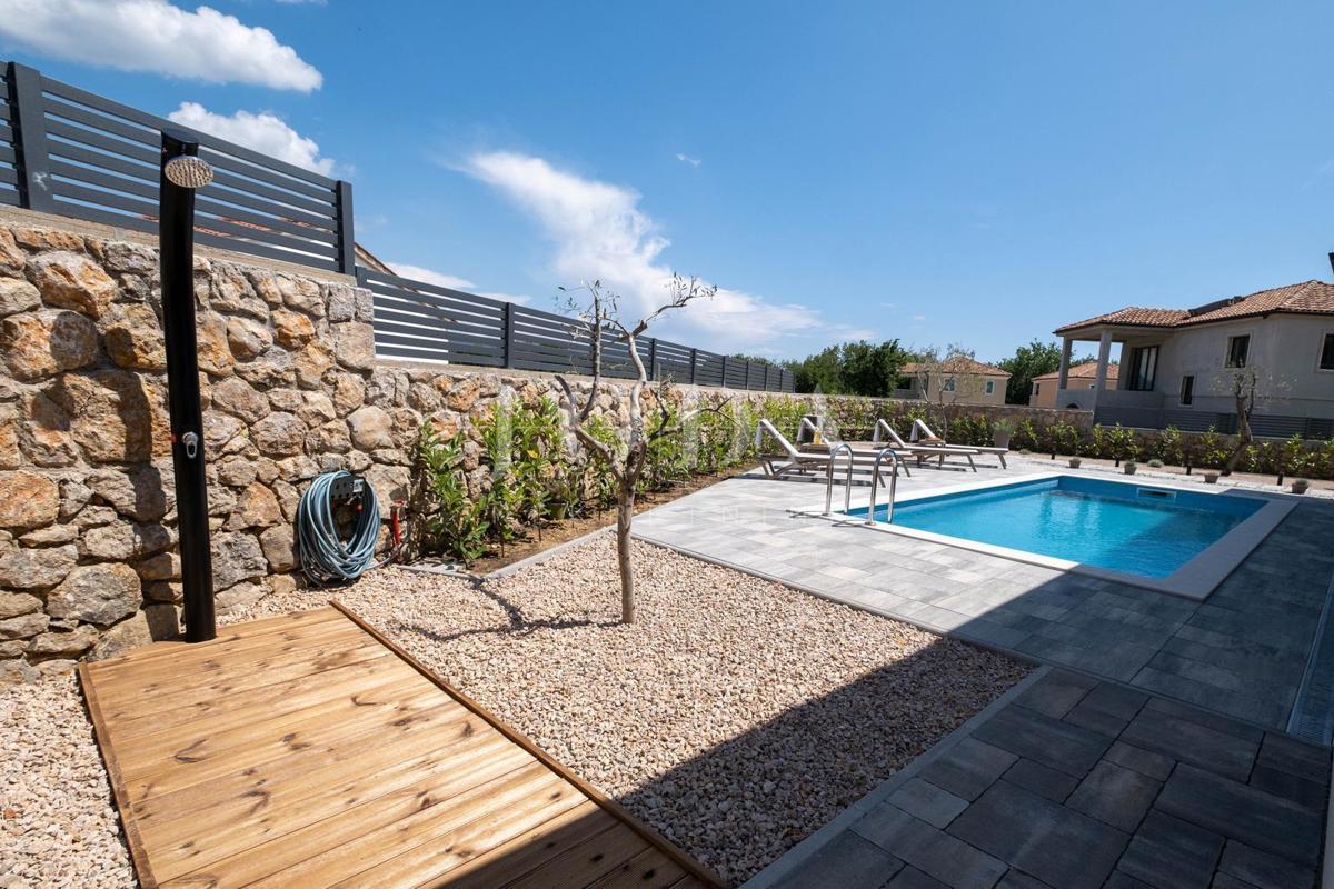 Samostojna hiša z bazenom na mirni lokaciji