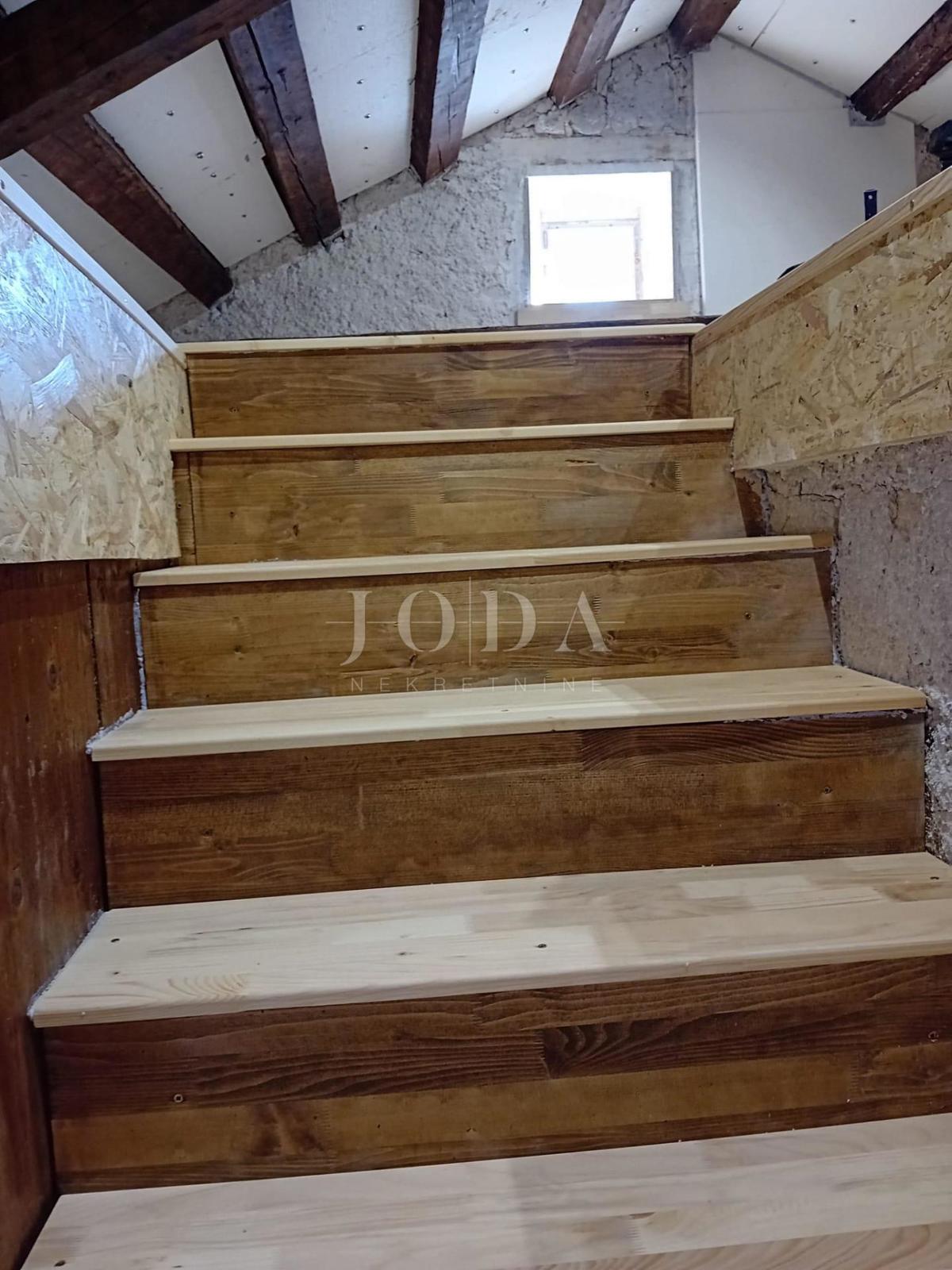 Omišalj, kamnita hiša v centru mesta