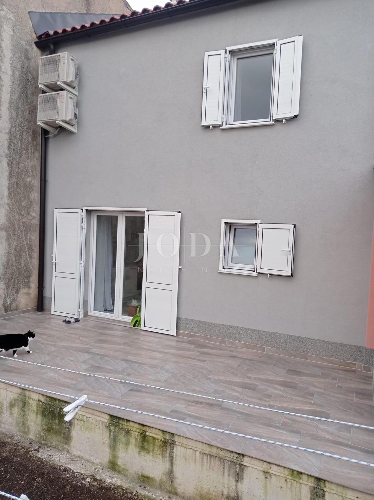 Omišalj, kamnita hiša v centru mesta