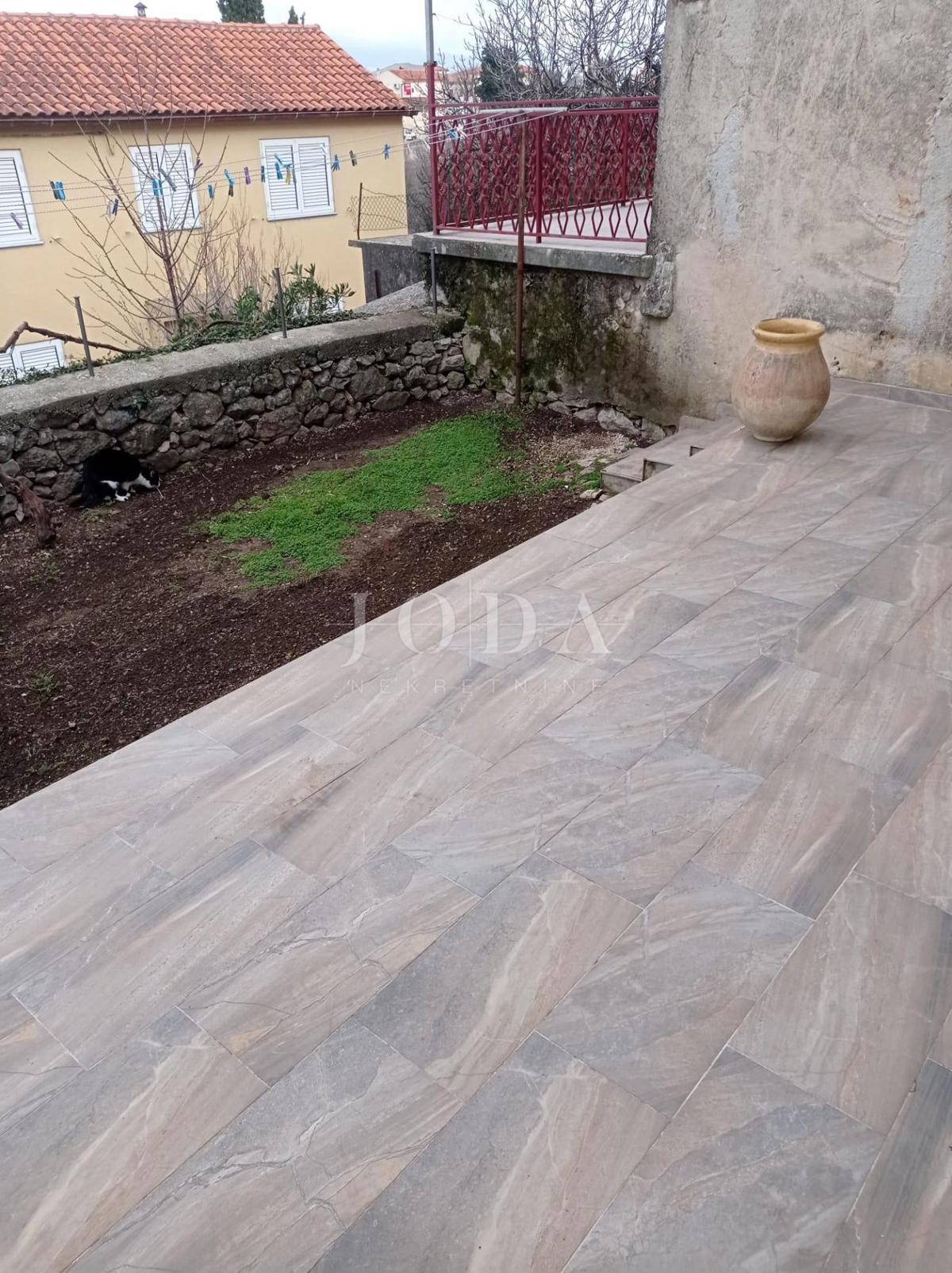 Omišalj, kamnita hiša v centru mesta